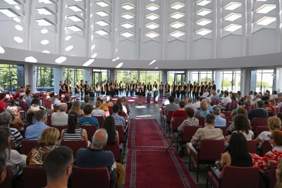 Stimmen Bahás singen während der Andacht beim Festival der Künste 2025.